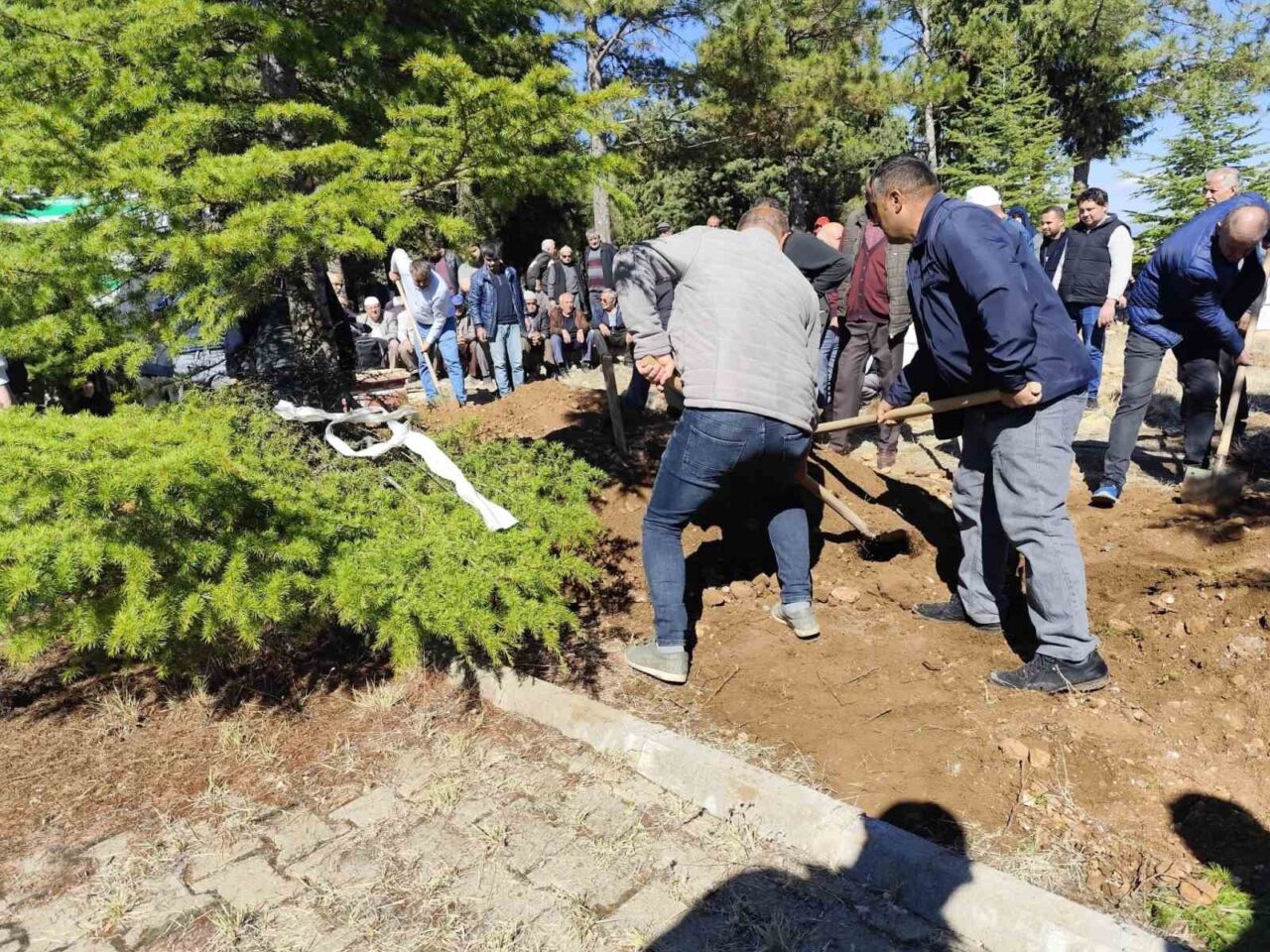 Denizli’de Karbonmonoksit Zehirlenmesi Sonucu Hayatını Kaybeden Anne ve Kızı Toprağa Verildi
