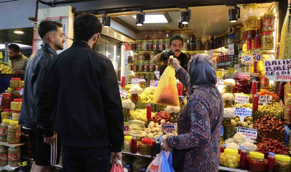 Sivas'ta sonbaharla birlikte turşular, sofralarda yerini almaya başladı. Arif Durmuş,