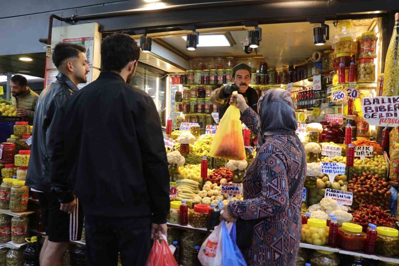Sivas'ta sonbaharla birlikte turşular, sofralarda yerini almaya başladı. Arif Durmuş,