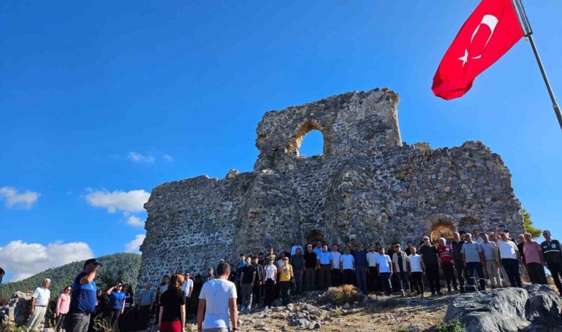 Bozyazı’da Cumhuriyet Bayramı Coşkuyla Kutlandı: Softa Kalesi’nde Geleneksel Yürüyüş ve Tören Gerçekleştirildi Mersin’in Bozyazı ilçesinde, Cumhuriyet Bayramı’nın 102. yılı için Softa Kalesi'nde