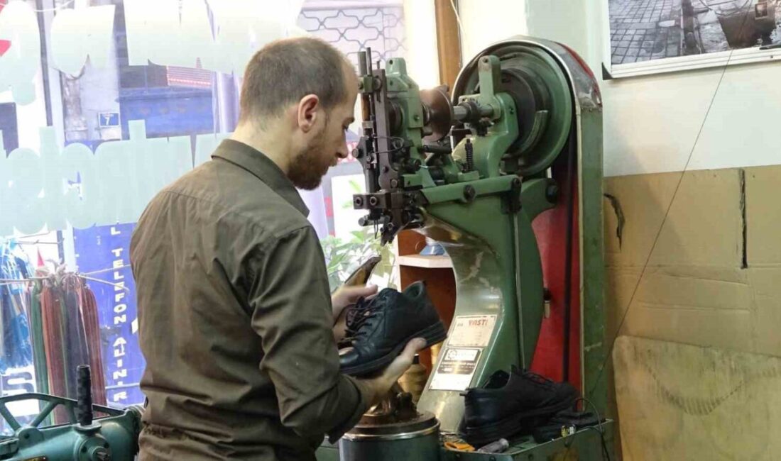 Kocaeli'de 20 yıl ayakkabı tamirciliği yapan Rıdvan İlmen, iş yükünün