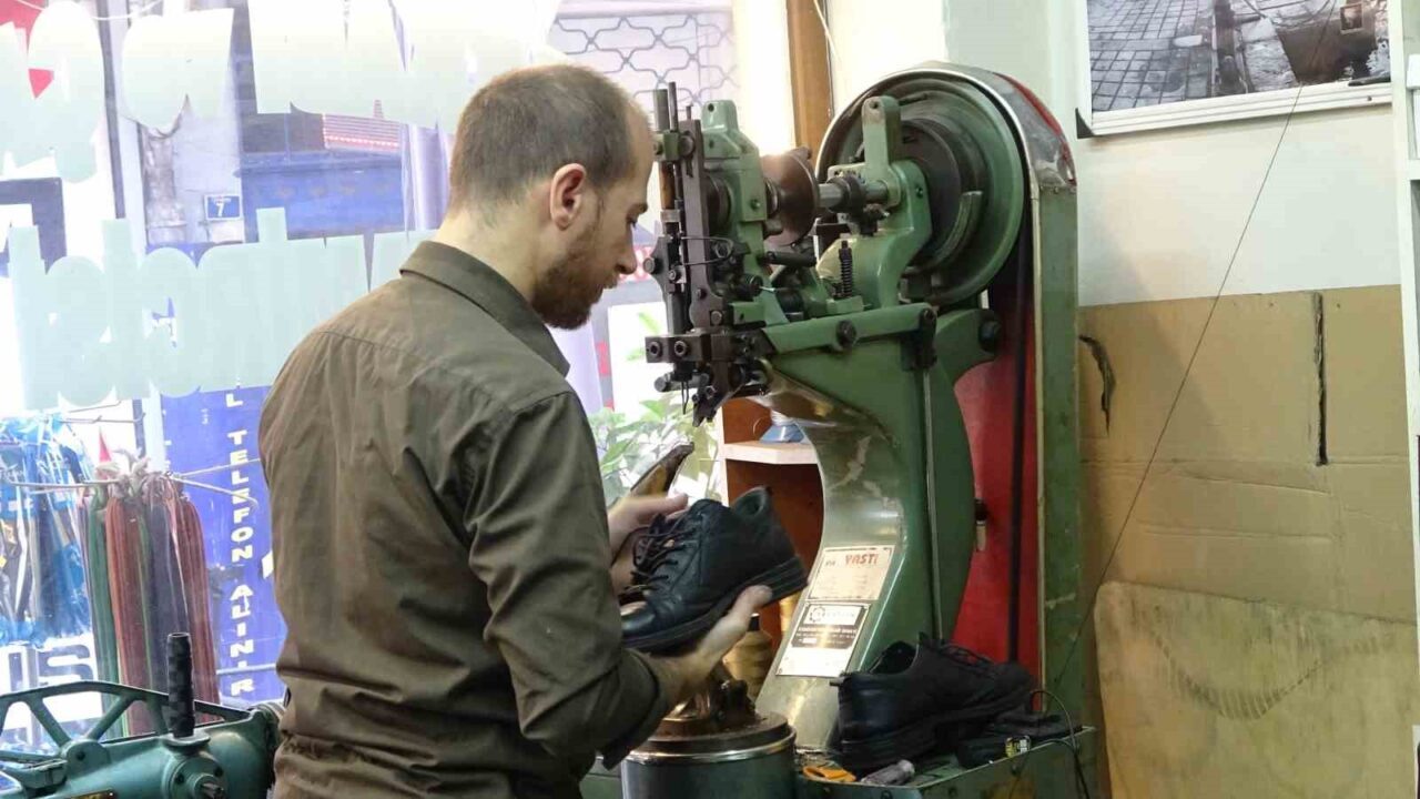 Kocaeli'de 20 yıl ayakkabı tamirciliği yapan Rıdvan İlmen, iş yükünün