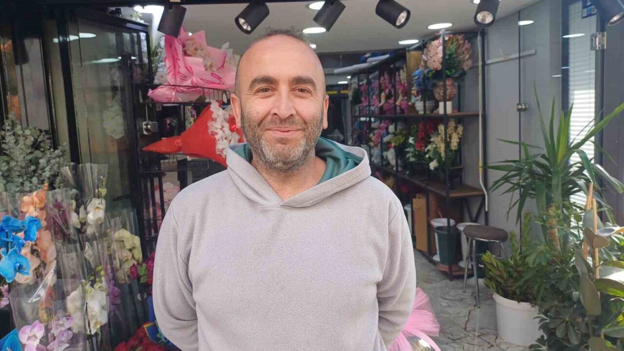 Kayseri'de 20 yıllık çiçekçi Erdem Sarı, soğuk havalarda çiçeklerin bakıma