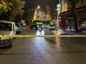 İzmit'te, elinde jiletle esnafa rahatsızlık veren Özgür Şahin, çevredekilerle tartıştıktan