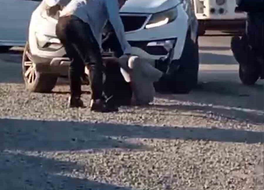 Hatay'ın Antakya ilçesinde, Güzelburç Mahallesi'nde iki kişi, sokak ortasında birini