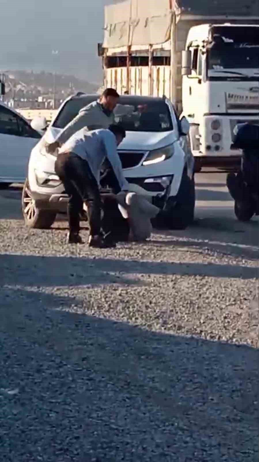 Hatay'ın Antakya ilçesinde, Güzelburç Mahallesi'nde iki kişi, sokak ortasında birini