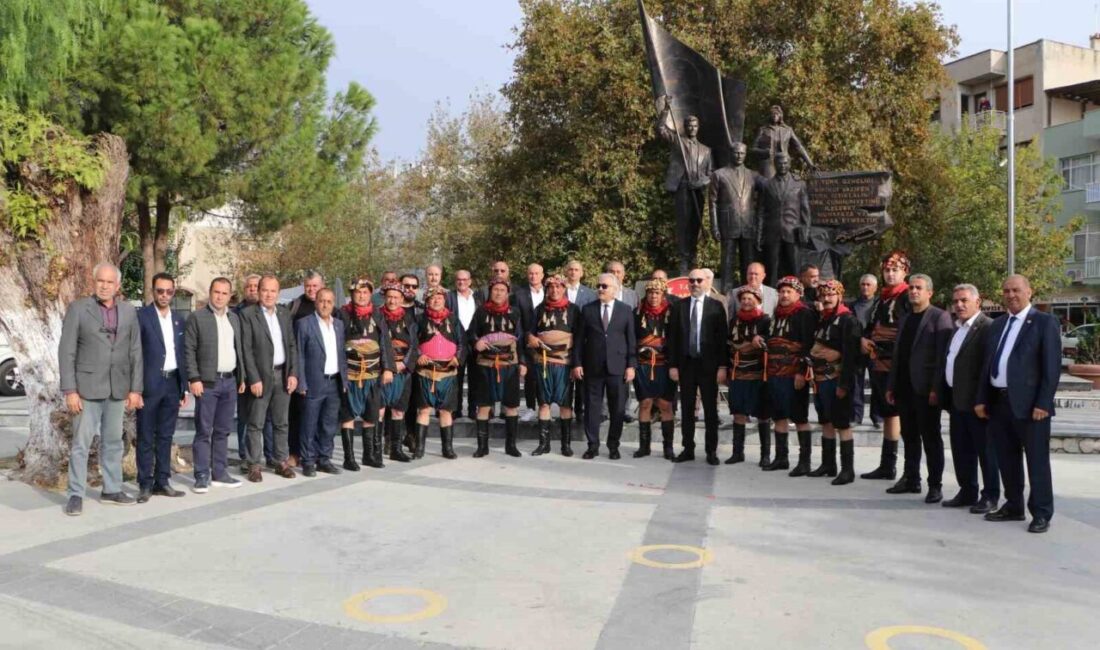 Söke'de 19 Ekim Muhtarlar Günü, Cumhuriyet Meydanı'nda düzenlenen törenle kutlandı.