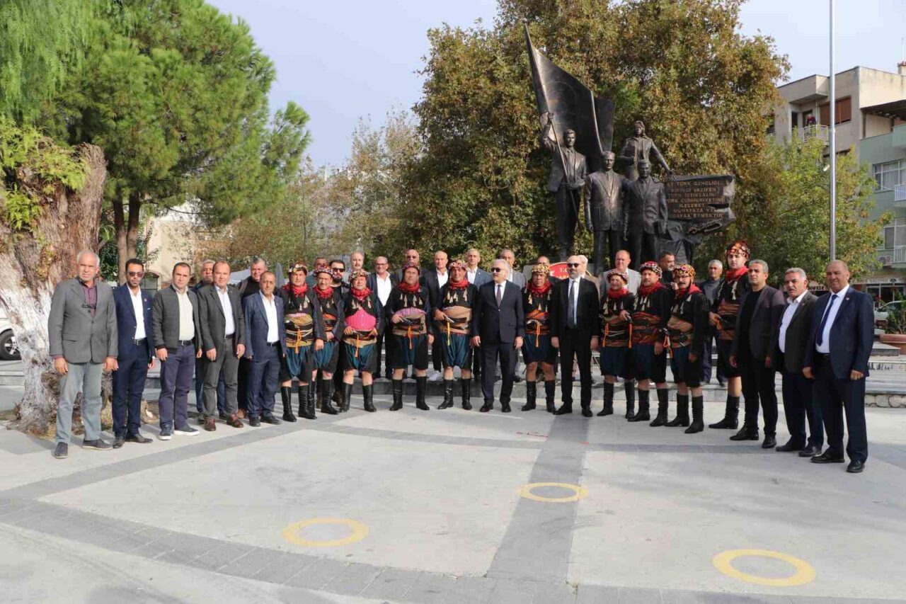 Söke'de 19 Ekim Muhtarlar Günü, Cumhuriyet Meydanı'nda düzenlenen törenle kutlandı.