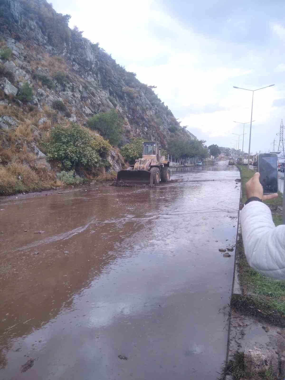 Aydın'ın Söke ilçesinde etkili sağanak yağış nedeniyle Sazlı Mahallesi'nde toprak