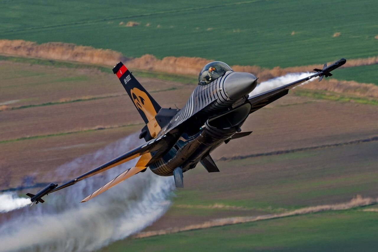 SOLOTÜRK ekibi, 25 Ekim'deki Denizli gösterisi öncesi Buharkent semalarında selamlama