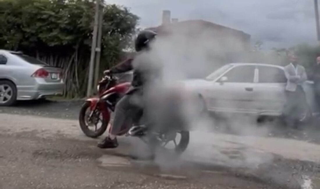 Samsun’da Motosiklet Sürücüsüne Sosyal Medyada Yayılan Duman Görüntüleri Üzerine Ceza Kesildi Samsun'un Çarşamba ilçesinde, motosikletle dururken duman çıkaran sürücü, sosyal medyada