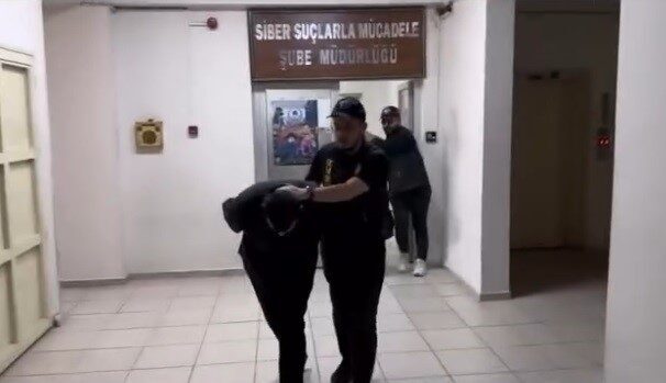 Sahte Bungalov Kiralama Şebekesine Yönelik Operasyonda 19 Kişi Tutuklandı İzmir merkezli 16 ilde gerçekleştirilen operasyonda, sahte bungalov kiralama dolandırıcılığı