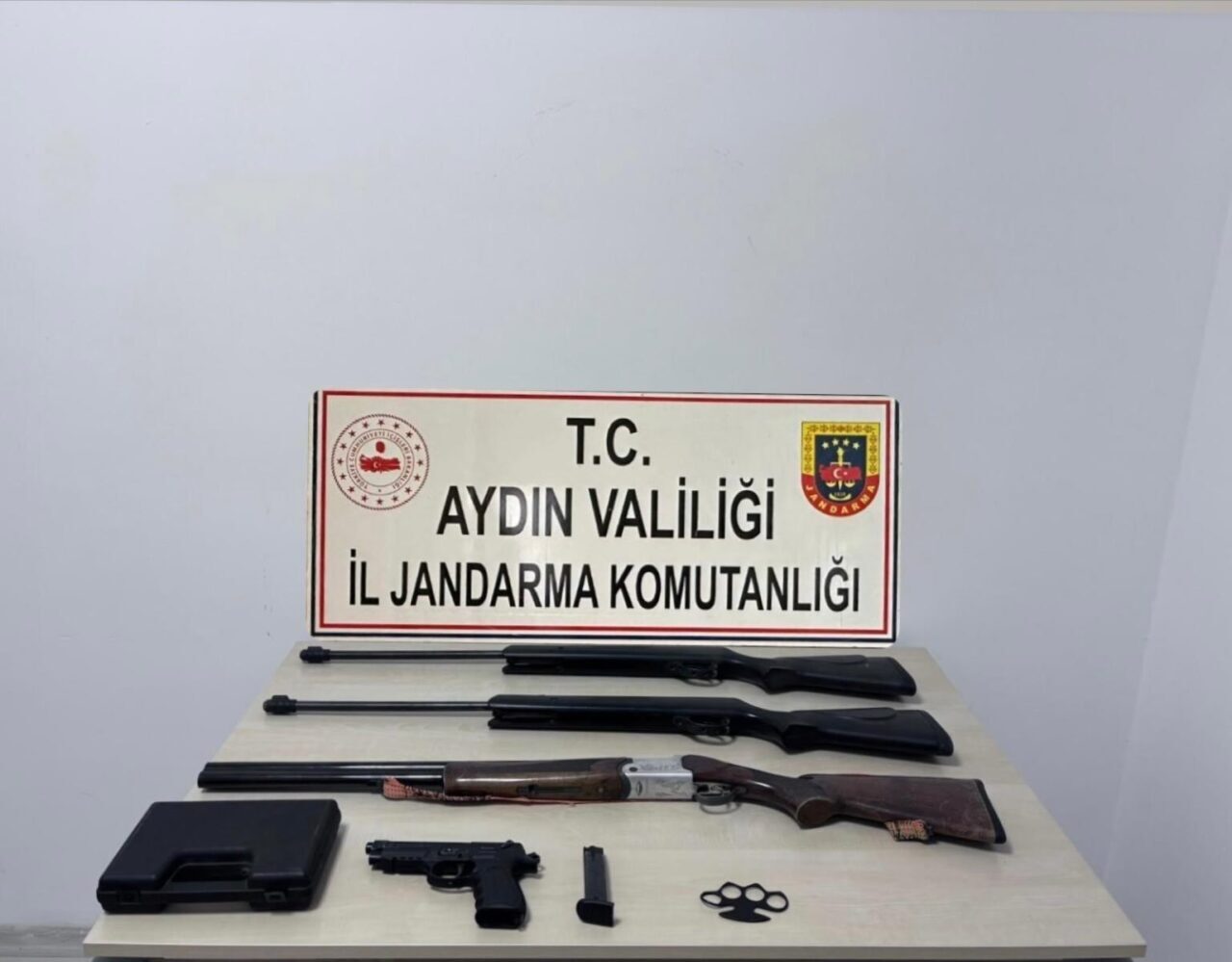 Aydın'ın Söke ilçesinde sosyal medyada silahlı fotoğraf paylaşan bir şahsın