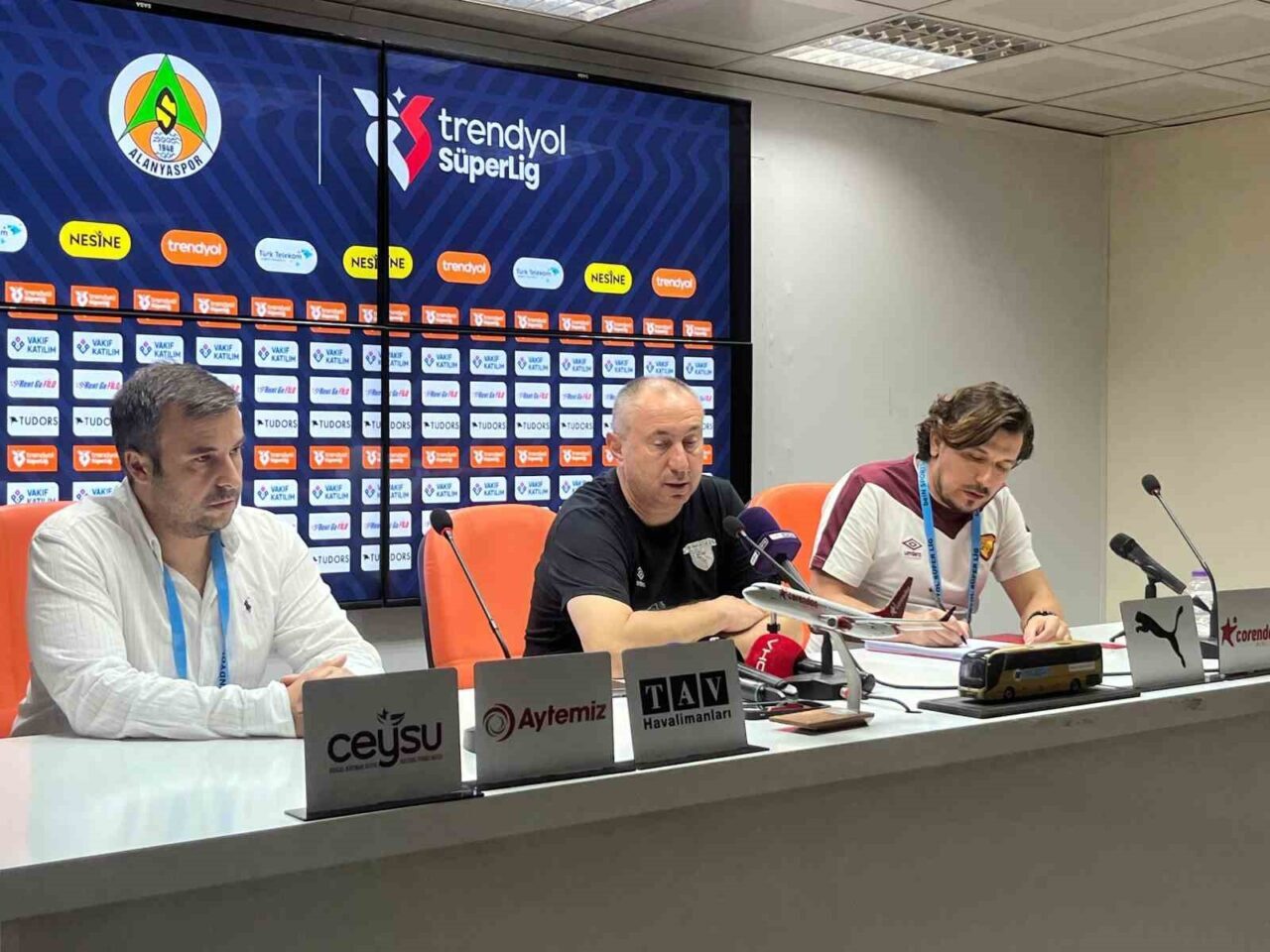 Göztepe Teknik Direktörü Stanimir Stoilov, Corendon Alanyaspor'a 1-0 kaybettikleri maç