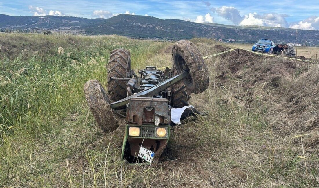Bilecik’te Traktörün Su Kanalına Devrilmesi Sonucu 78 Yaşındaki Adam Hayatını Kaybetti Bilecik'in Gölpazarı ilçesinde tarlasını süren 78 yaşındaki Mehmet Kıraç, dikkatsizlik