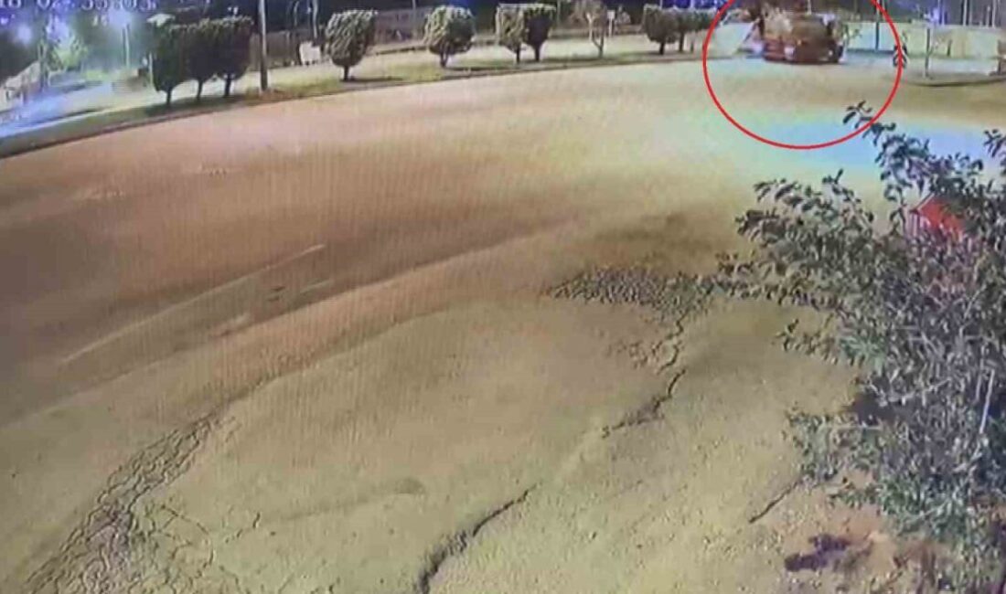 Hatay’ın Defne İlçesinde Su Tankeri ile Kamyonet Arasında Meydana Gelen Trafik Kazasında Sürücü Hayatını Kaybetti Hatay'ın Defne ilçesinde Rıdvan Özer'in kullandığı kamyonetin su tankeriyle çarpışması