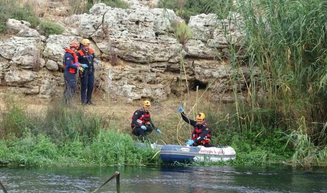 Antalya'nın Kepez ilçesindeki Düden Çayı'nda, su teresi toplayan bir çift,