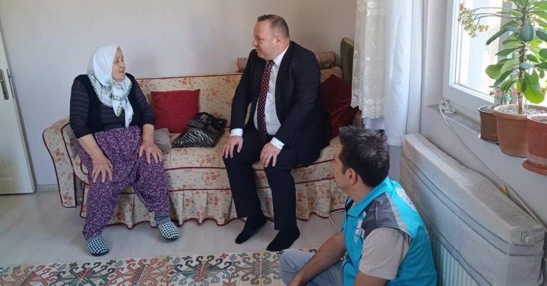 Şuhut Kaymakamı İzzet Cem Eser, Dünya Yaşlılar Günü’nde Bölgedeki Yaşlıları Ziyaret Etti 1 Ekim Dünya Yaşlılar Günü'nde Şuhut Kaymakamı İzzet Cem Eser,