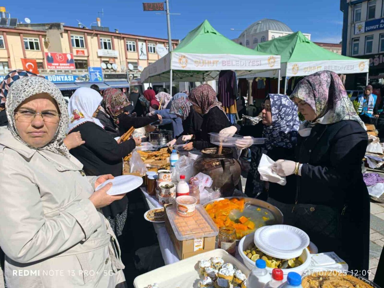 Afyonkarahisar'ın Şuhut İlçe Müftülüğü tarafından düzenlenen hayır çarşısında toplanan gelirler