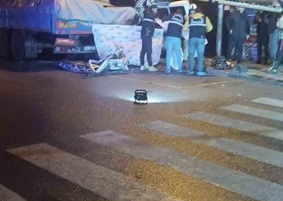 Sultanbeyli’deki Kaçışta Kazaya Karışan Araçta 1 Kişi Hayatını Kaybetti, Diğeri Yaralı Yakalandı Sultanbeyli'de, dur ihtarına uymayan 34 NSV 932 plakalı hafif ticari