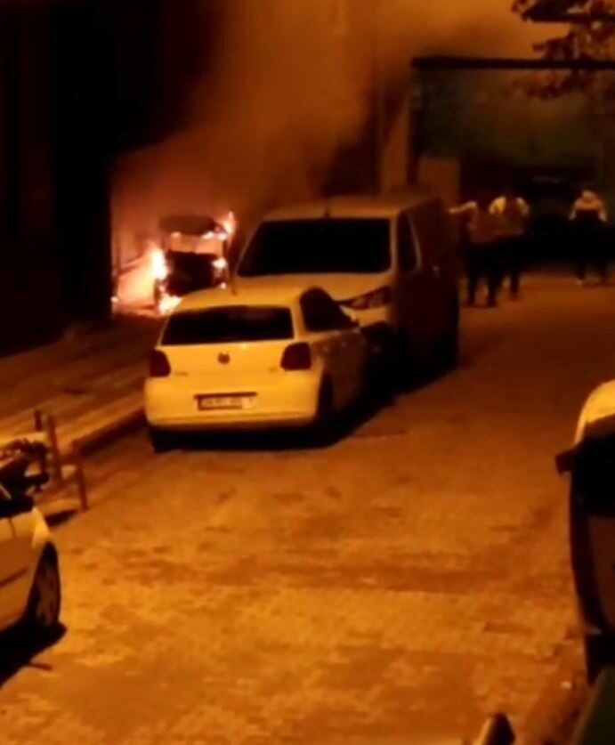 Sultangazi’nin Cebeci Mahallesi’nde park halindeki elektrikli araç gece yarısı bilinmeyen