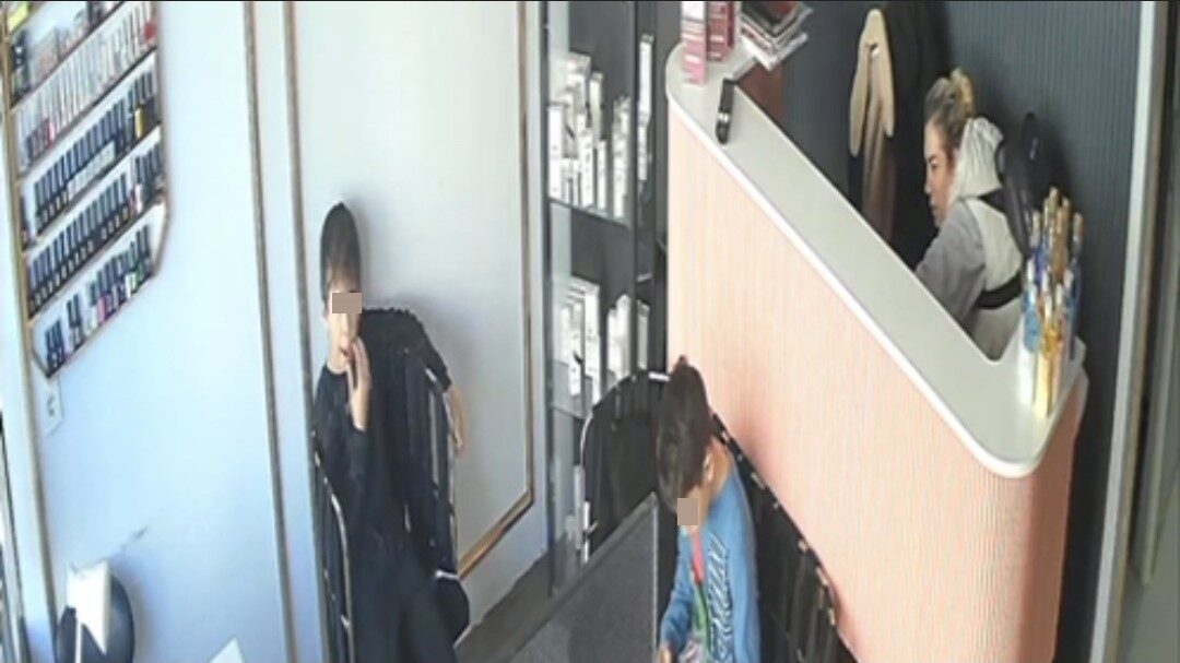 Sultangazi'de bir güzellik merkezinde müşteri olarak içeri giren hırsız, çalışanlar