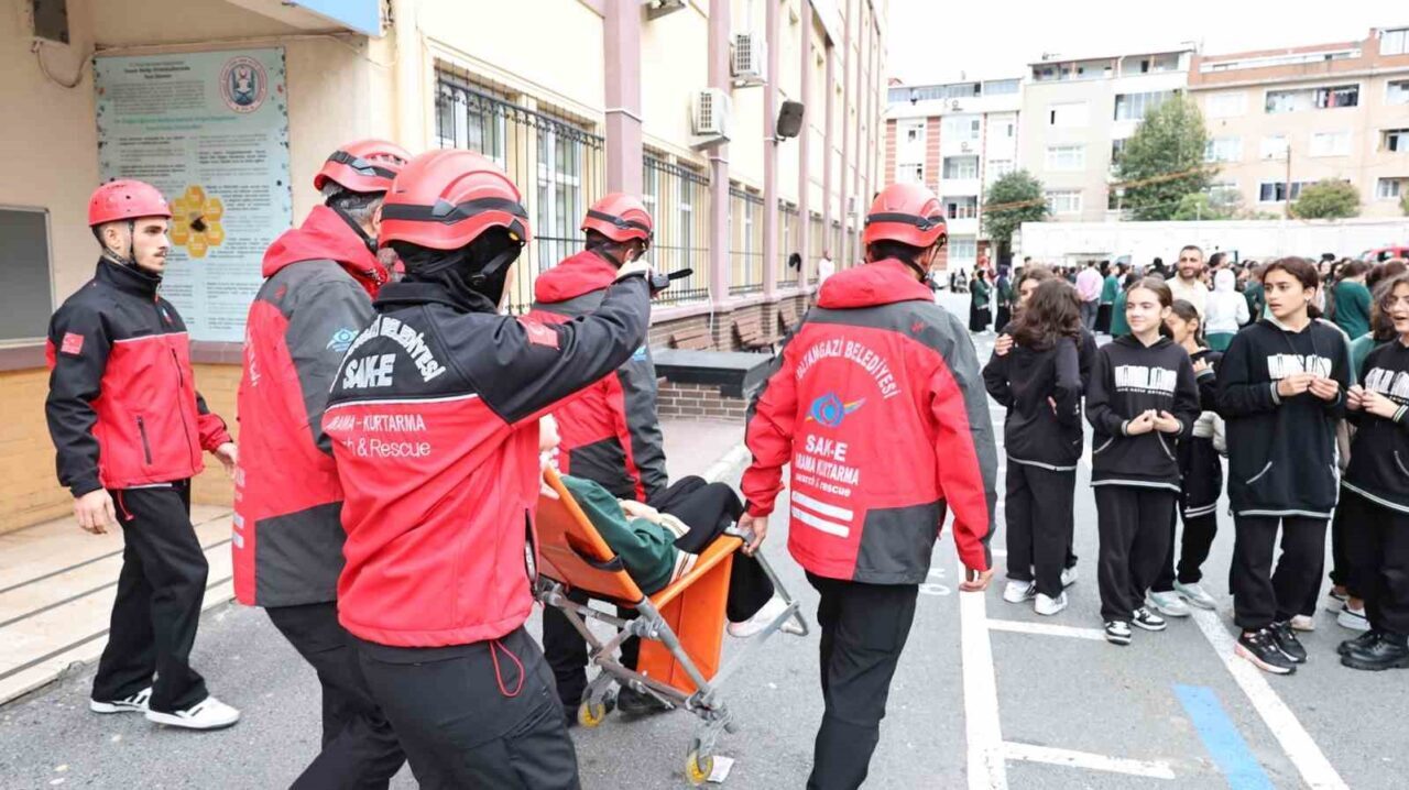 Sultangazi Belediyesi, deprem bilincini artırmak amacıyla Sultangazi Arama Kurtarma Ekibi