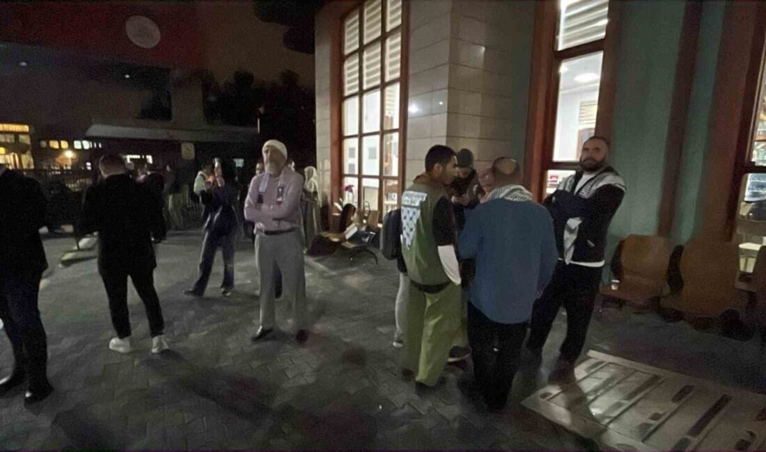 İsrail'in uluslararası sularda alıkoyduğu 15 Türk aktivist, İstanbul Havalimanı'nda karşılanarak