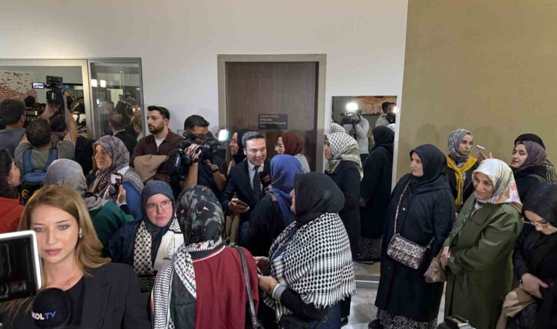 İsrail tarafından alıkonulan 15 Türk aktivist, İstanbul Havalimanı’na geri döndü.