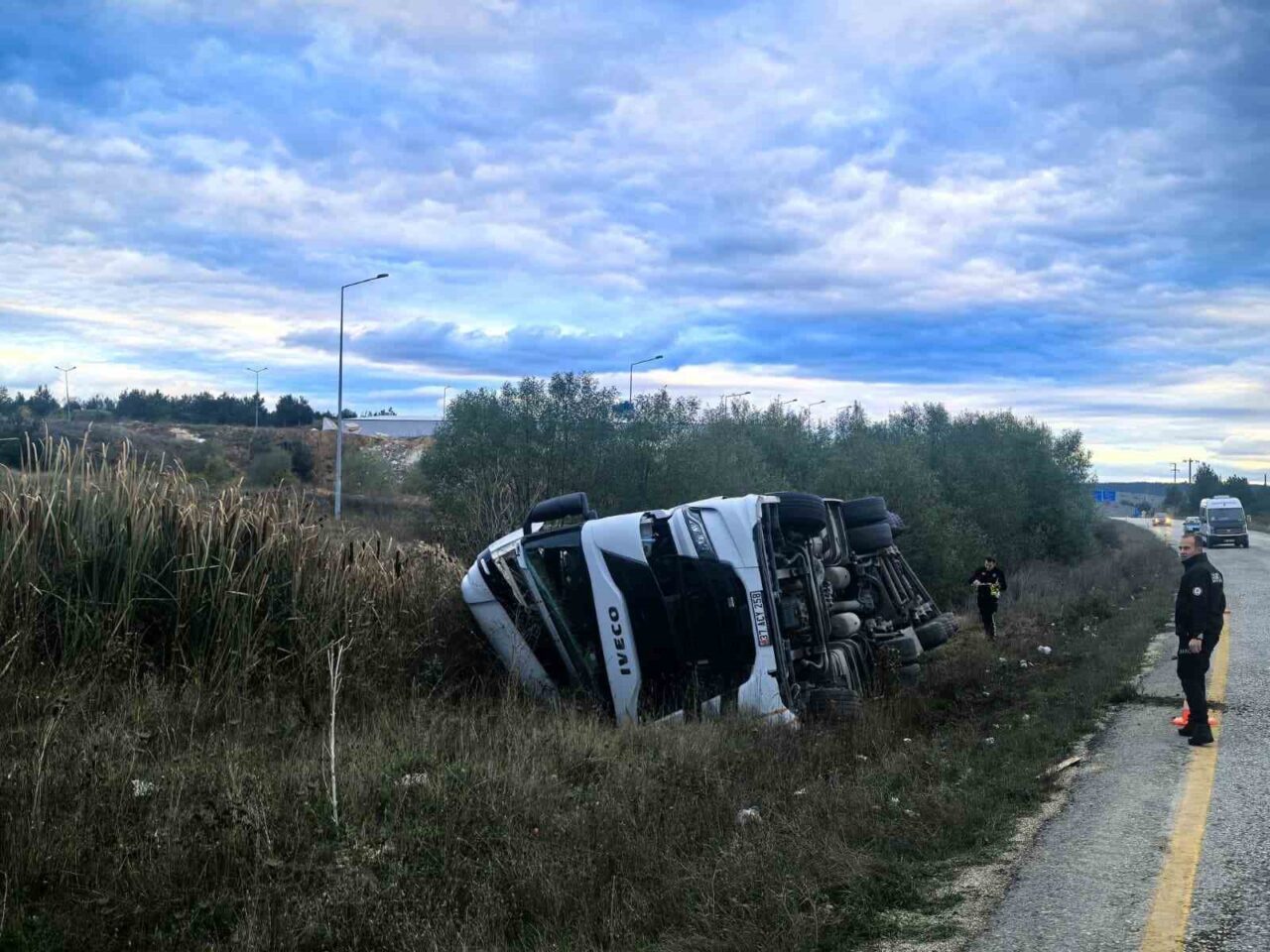 Kastamonu’nun Seydiler ilçesinde sunta yüklü bir tırın devrilmesi sonucu sürücü