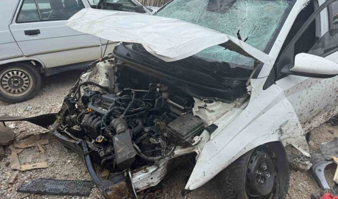 Denizli’de Kavşağa Hızla Giren Araç Uçarak Anıta Çarptı Denizli, Merkezefendi ilçesinde Belkıs Y. yönetimindeki otomobil, yüksek hızla girdiği