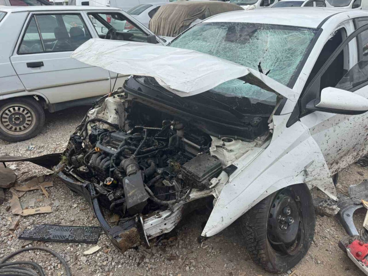 Denizli, Merkezefendi ilçesinde Belkıs Y. yönetimindeki otomobil, yüksek hızla girdiği