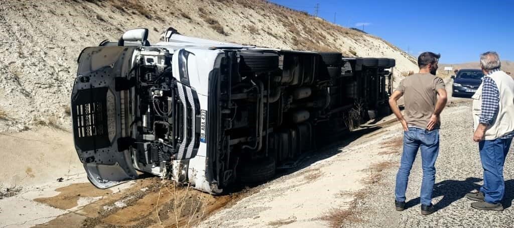 Erzurum'un Tortum yolu üzerinde bir tır sürücüsünün hakimiyetini kaybetmesi sonucu