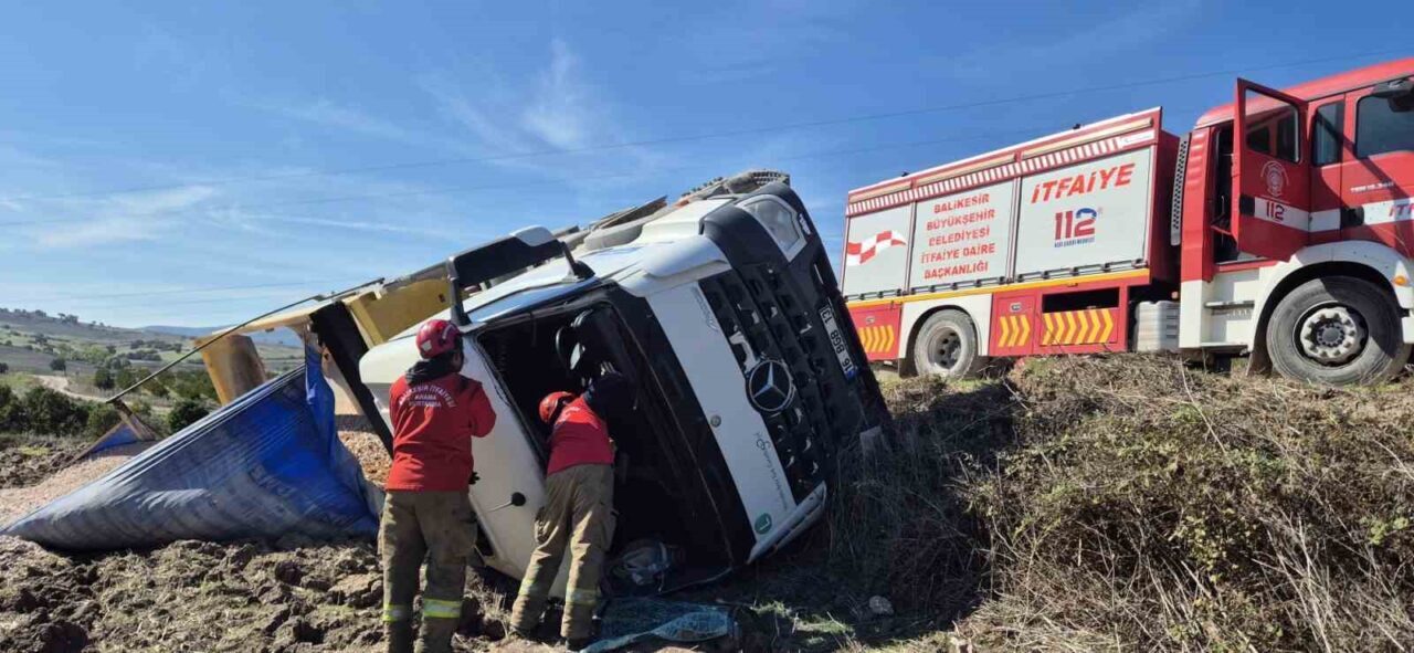 Balıkesir’de Tır Devrildi, Bir Kişi Yaralandı