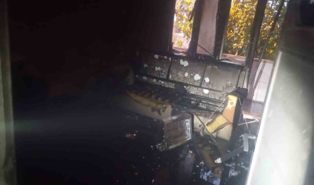 Balıkesir'in Susurluk ilçesindeki Karşıyaka Mahallesi'nde bir evde çıkan yangına itfaiye