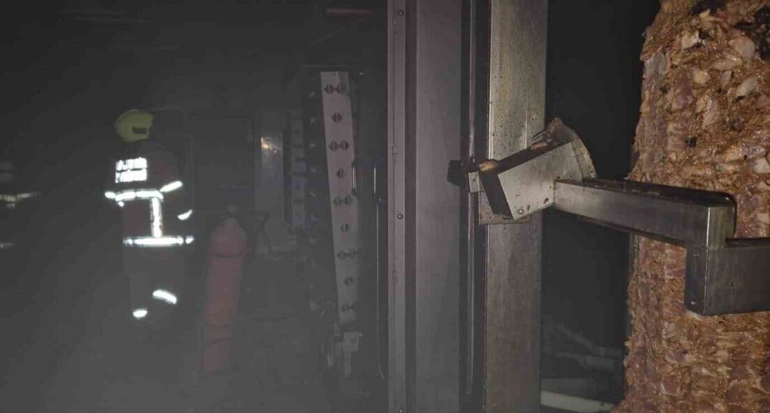 Susurluk’ta Fabrikada Havalandırma Sistemi Arızası Yangına Neden Oldu, Maddi Hasar Oluştu Balıkesir'in Susurluk ilçesindeki Karapürçek Mahallesi'ndeki bir fabrikada, havalandırma sistemindeki arıza