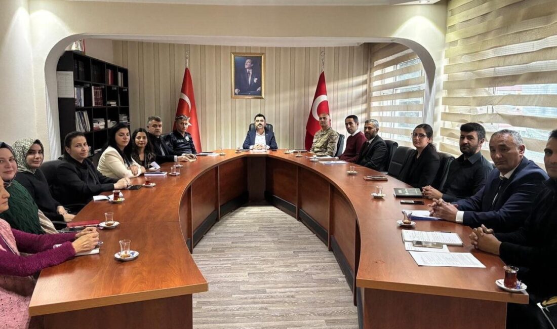 Susuz Kaymakamı Muhammed Emin Tutal, ilçe kurum amirleriyle bir toplantı