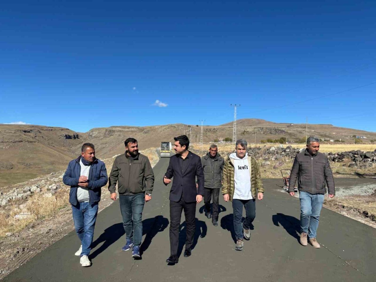 Kars'ın Susuz ilçesinde köy yollarının beton kaplama çalışmaları devam ediyor.