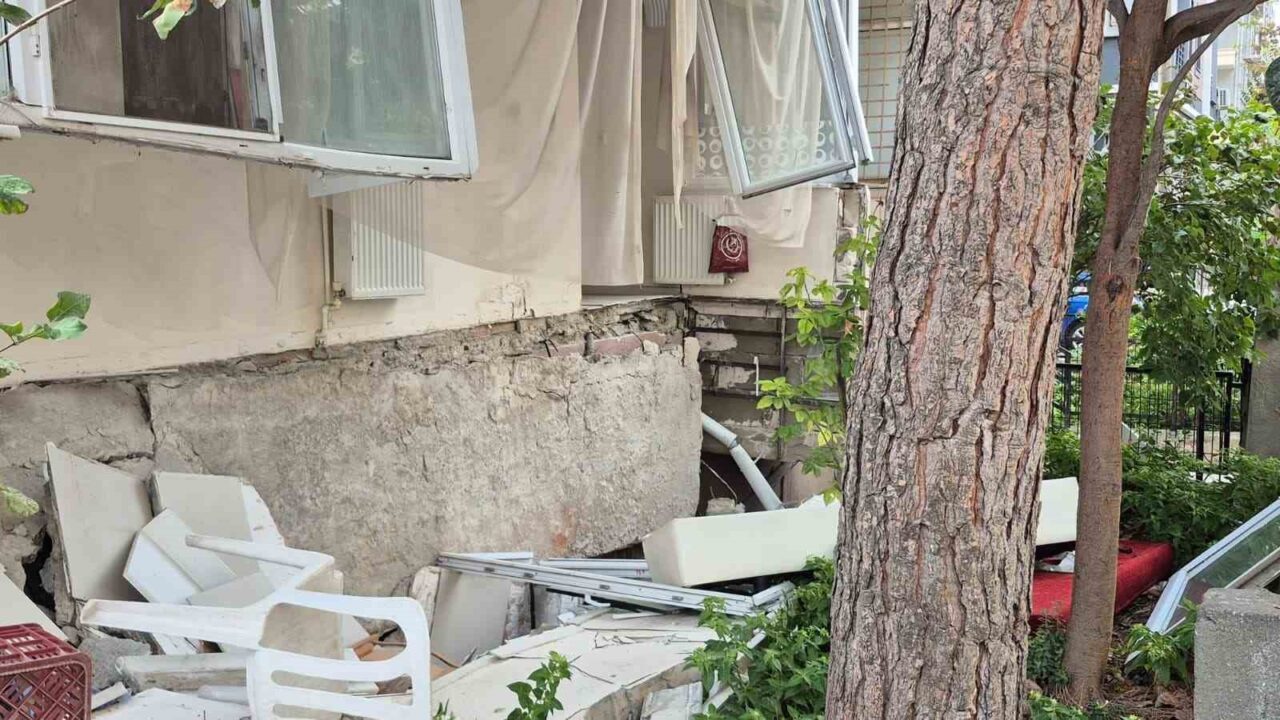 Avcılar'da bir binanın giriş katının balkonu çökerken, 66 yaşındaki Hayriye