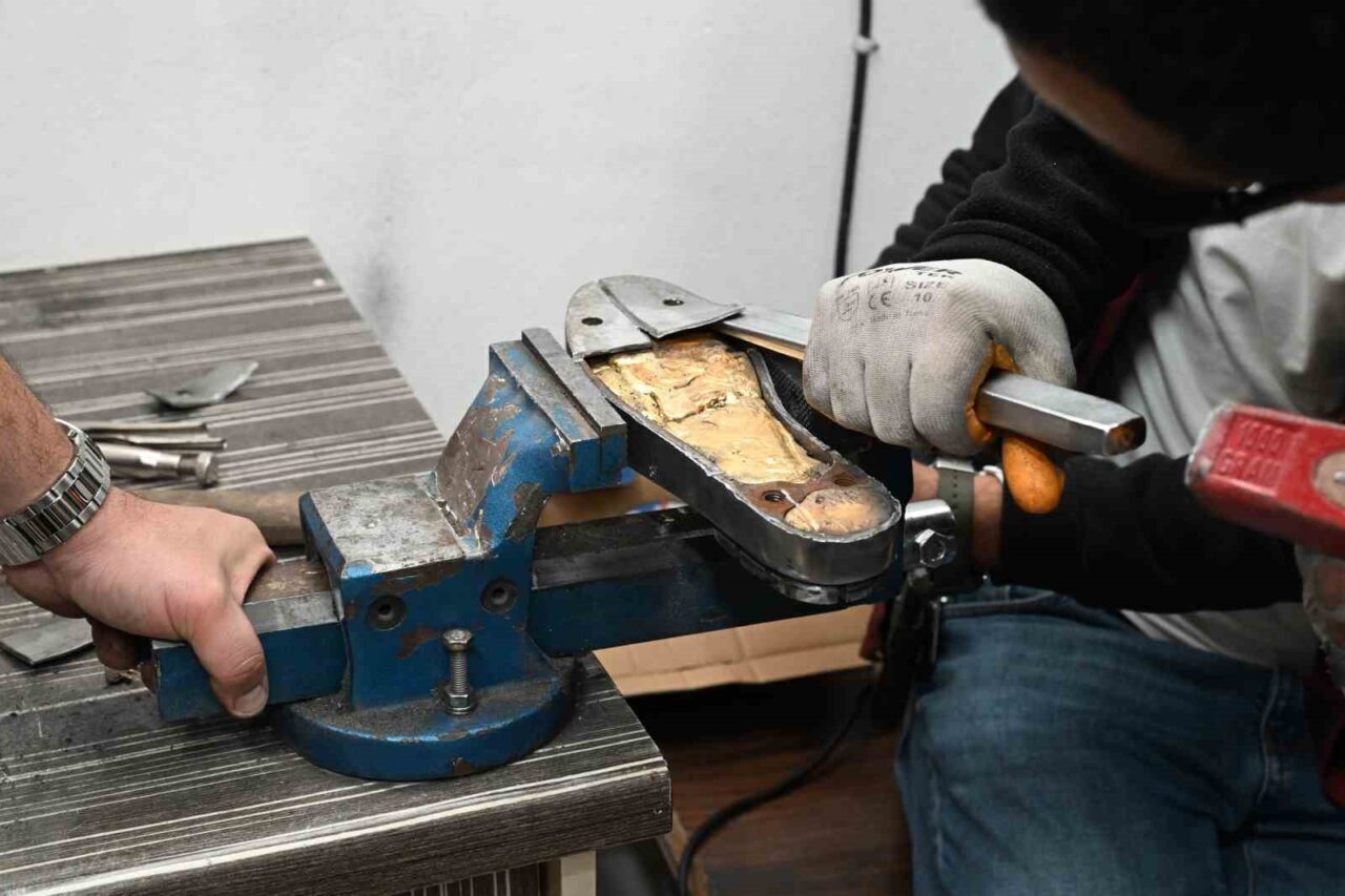 Kırşehir'de KOM ekipleri, kaçak altın sevkiyatına karşı operasyon düzenledi. Taksideki