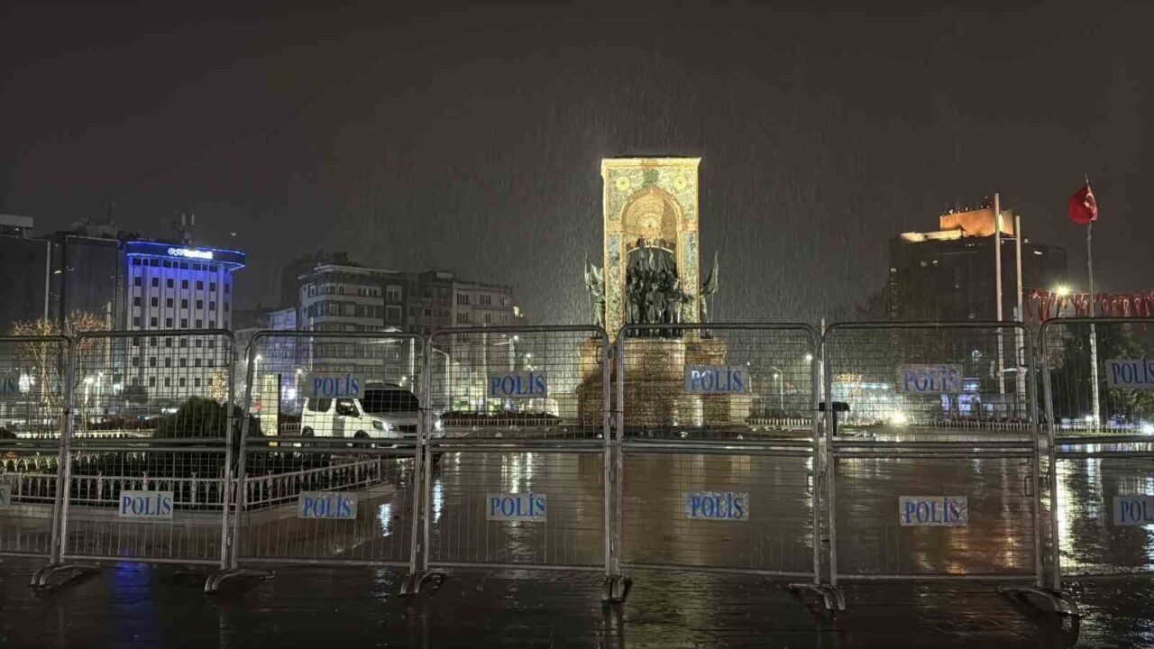 İSTANBUL (İHA) – İstanbul'da etkili olan yağmur, gece Taksim Meydanı