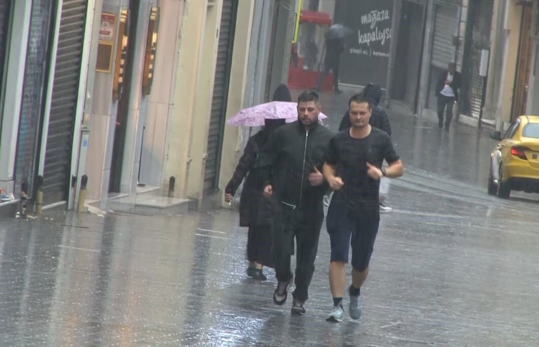 İstanbul'da sabah saatlerinde aniden başlayan sağanak yağış, Beyoğlu Taksim'deki vatandaşlar