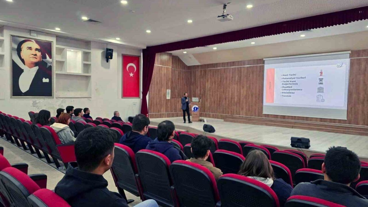 Talas Belediyesi, Erciyes Üniversitesi bünyesinde düzenlenen oryantasyon seminerinde yeni öğrencileri