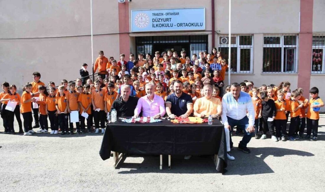 Tanju Çolak ve Hami Mandıralı, Trabzon Ortahisar'daki Düzyurt İlkokulu'nda öğrencilerle