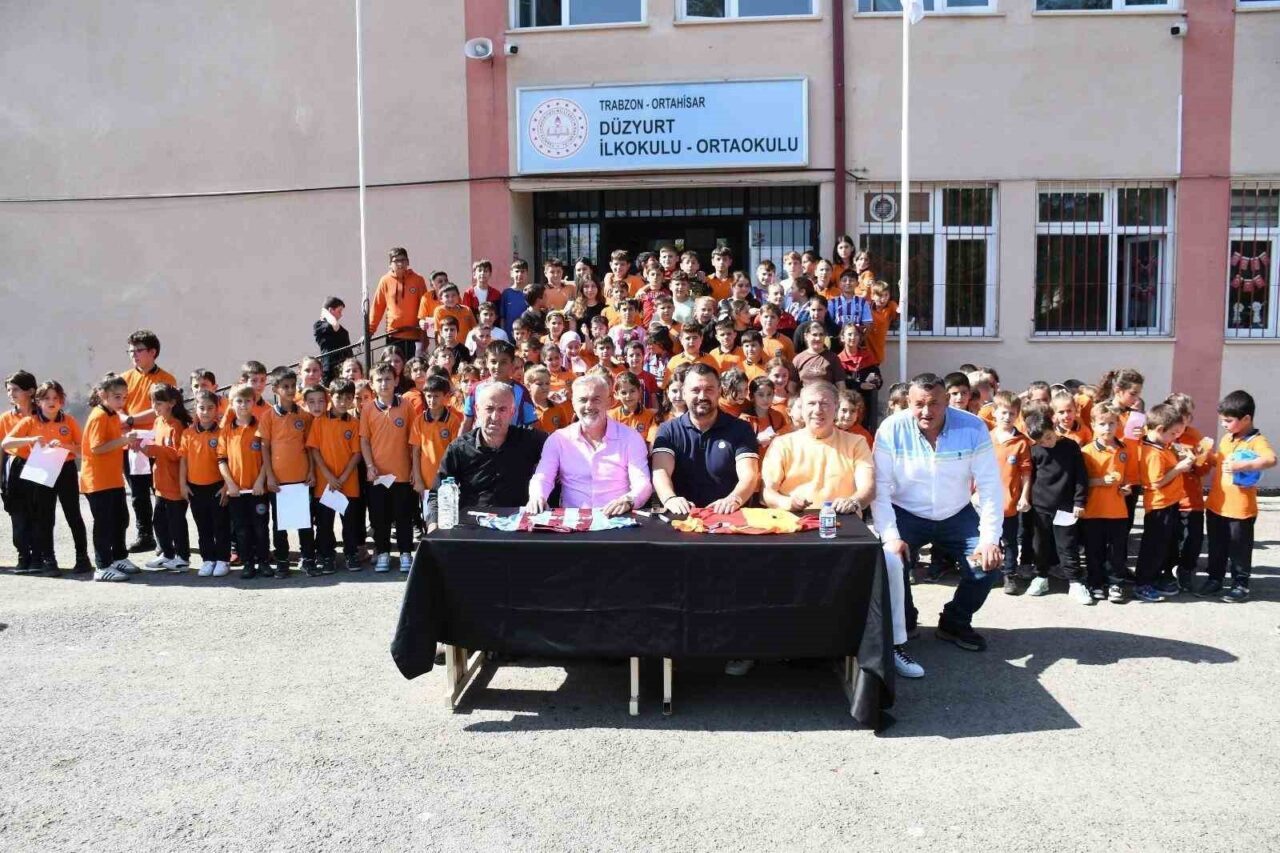 Tanju Çolak ve Hami Mandıralı, Trabzon Ortahisar'daki Düzyurt İlkokulu'nda öğrencilerle