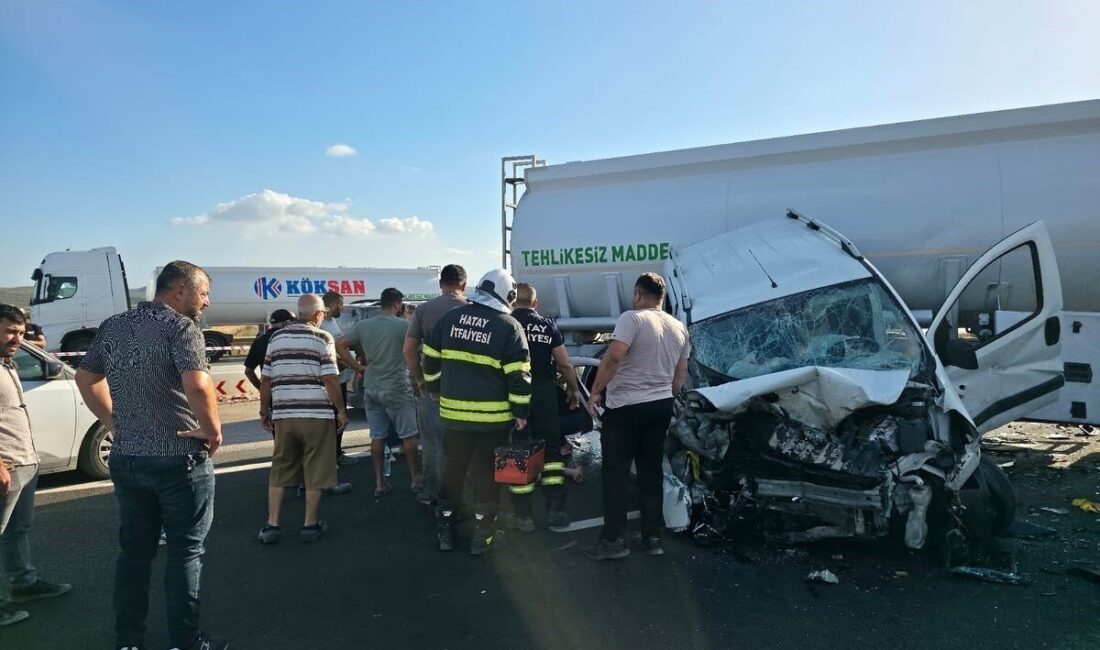 Hatay’da tankerle çarpışan hafif ticari araçta 3 kişi yaralandı Hatay'ın Erzin ilçesinde İskenderun- Adana otoyolu üzerinde bir tankerle çarpışan