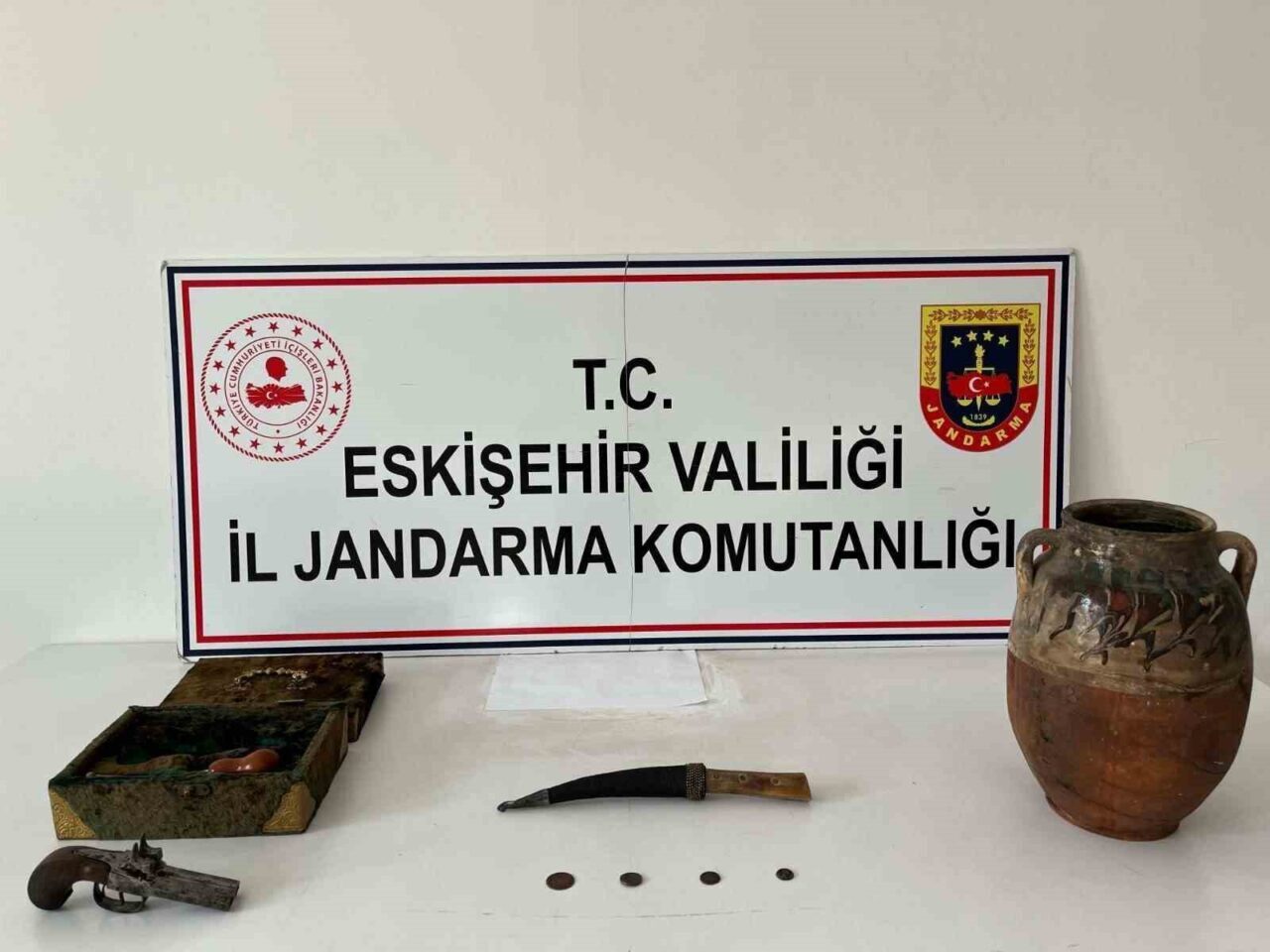 Eskişehir'de jandarma, tarihi eser satışı yapan bir şüpheliyi yakalayarak yanında