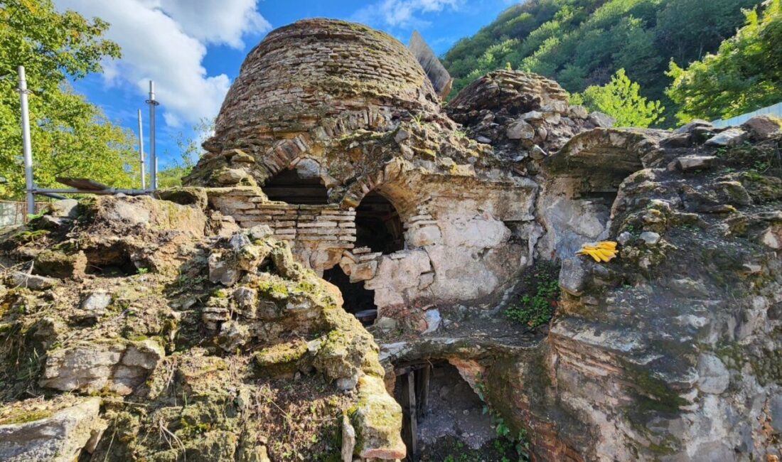 Gölcük’te Tarihi Osmanlı Hamamı Restorasyon Aşamasında, Kültürel Miras Yeniden Hayata Dönüyor Gölcük Belediyesi, Yukarı Halıdere'deki tarihi Osmanlı hamamında restorasyon çalışmalarını sürdürüyor.