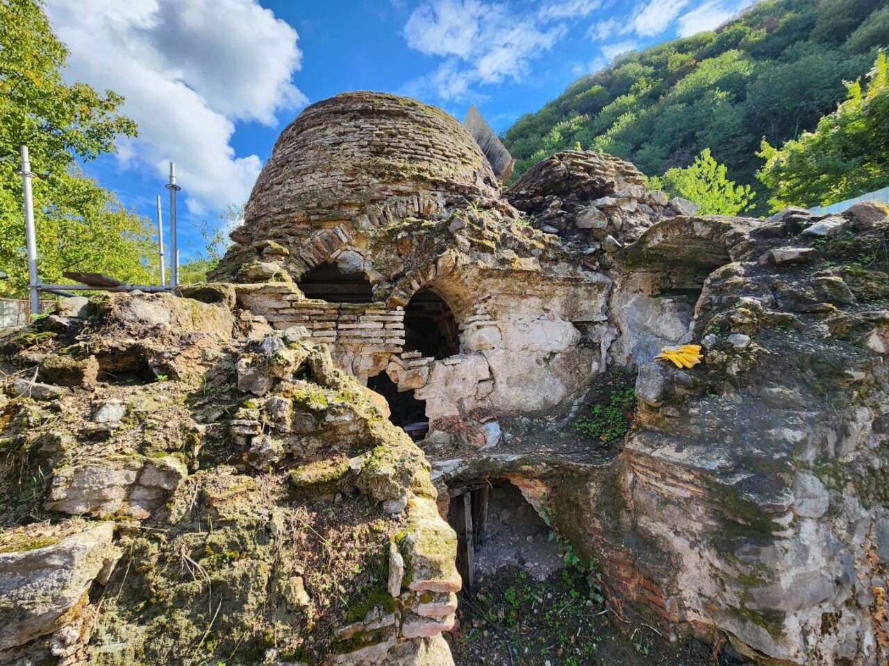 Gölcük Belediyesi, Yukarı Halıdere'deki tarihi Osmanlı hamamında restorasyon çalışmalarını sürdürüyor.