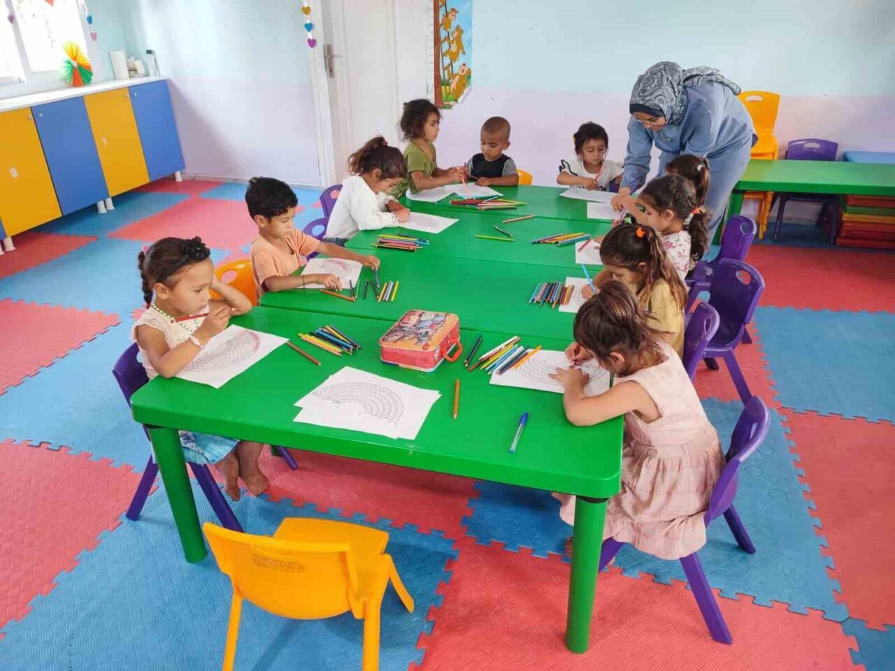 Adana’nın Yüreğir ilçesinde tarım işçilerinin çocukları, Ogün Abi Derneği'nin açtığı